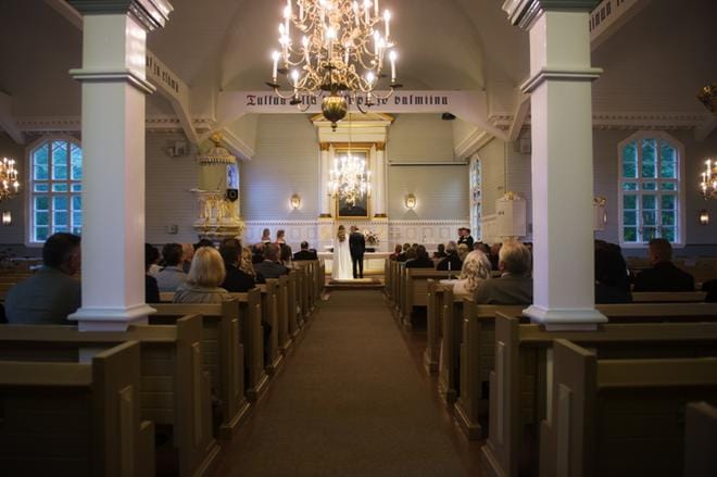 Kirkollisten vihkimisten määrä on Suomessa laskusuunnassa. Yhä useampi kirkkoon kuuluva valitsee siviilivihkimisen. KUVA: MARIA YLI-VALKAMA