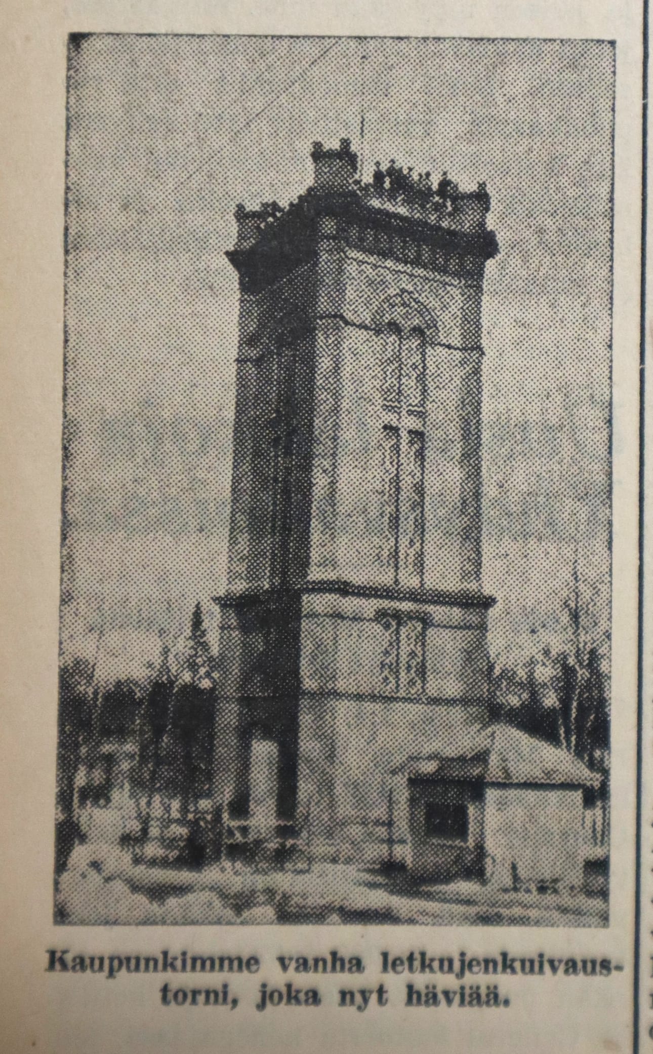 Arkkitehti A.W. Stenforsin suunnittelema, kaunis letkutorni hävisi Vaasan katukuvasta vuonna 1937. Vaasa-lehti kertoi aprillipilana 1.4.1937, että torni aiottiin räjäyttää