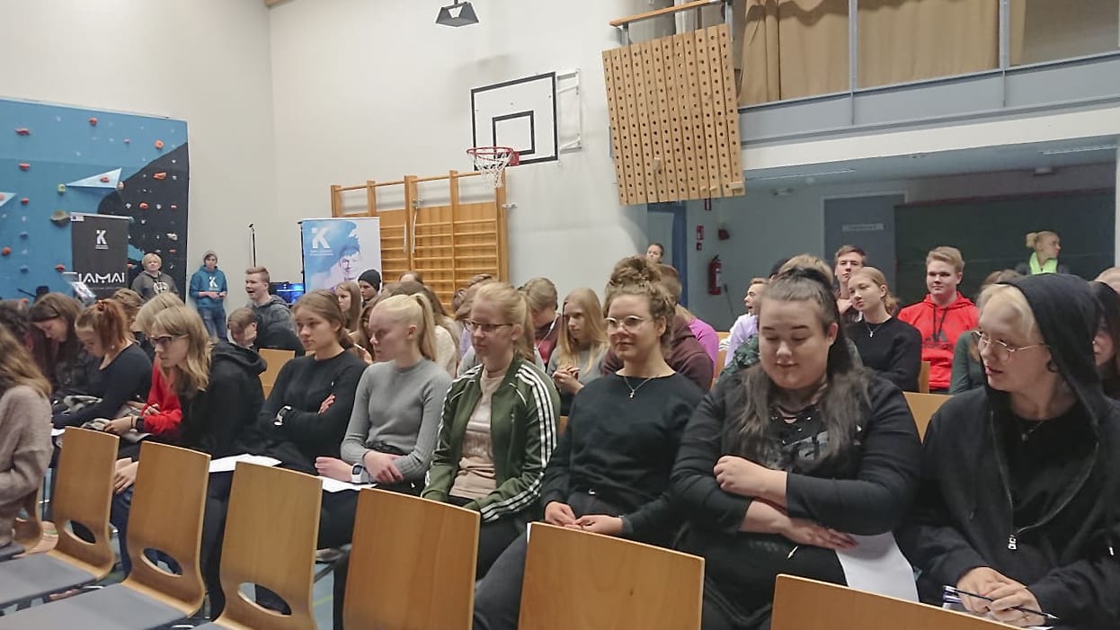 Siikalatvalla opiskelevat lukiolaiset ja ammattiopiskelijat kuuntelivat korkeakouluja edustaneiden opiskelijoiden ja opettajien kertomuksia omista kouluistaan. Ständeillä kukanenkin pääsi tekemään vielä tarkempaa tuttavuutta ja luomaan ennakkokontakteja.