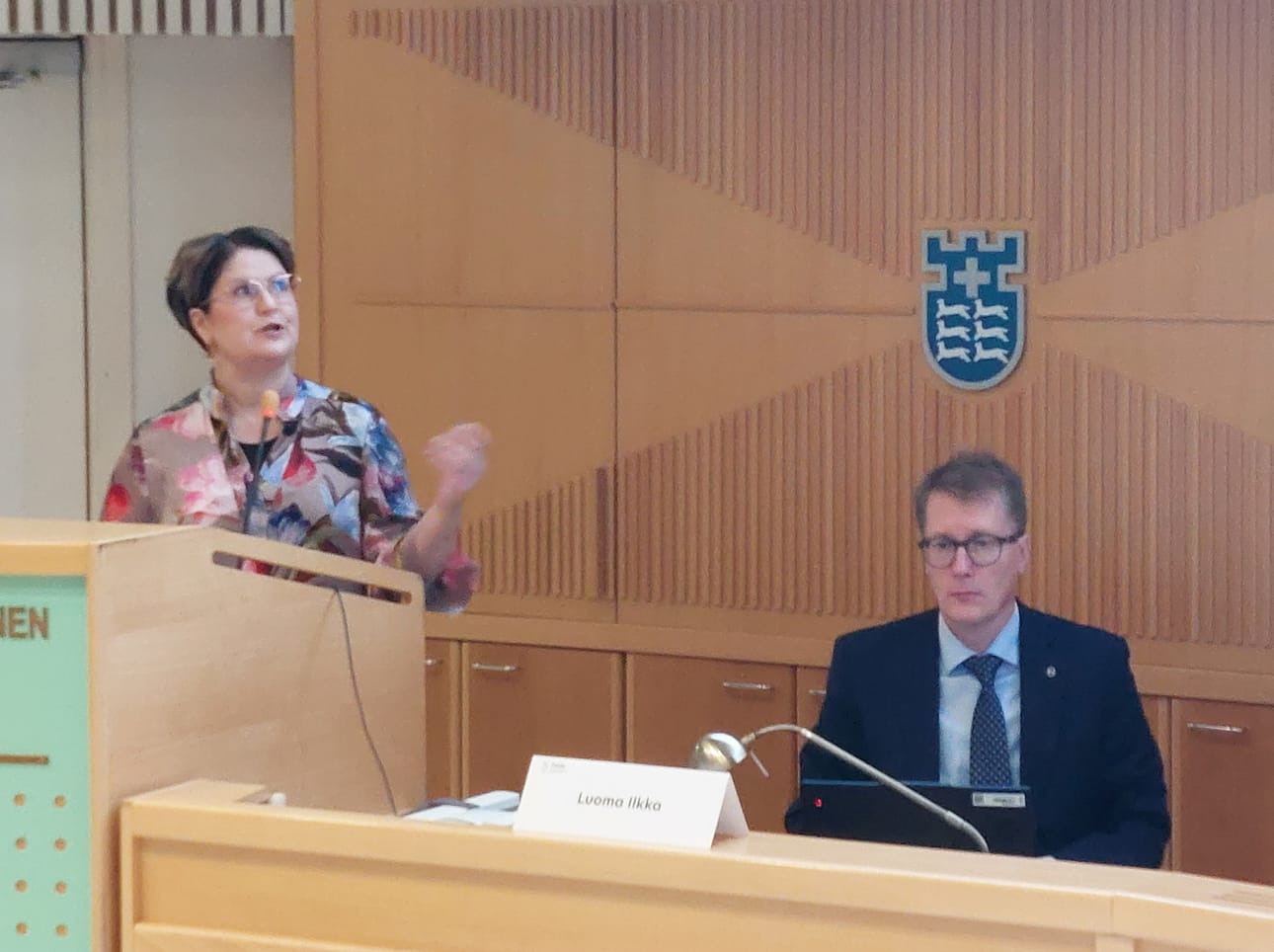 Strategia- ja talousjohtaja Anu Vuorinen esitteli osavuosikatsauksen talousluvut. Kuvassa myös hyvinvointijohtaja Ilkka Luoma.