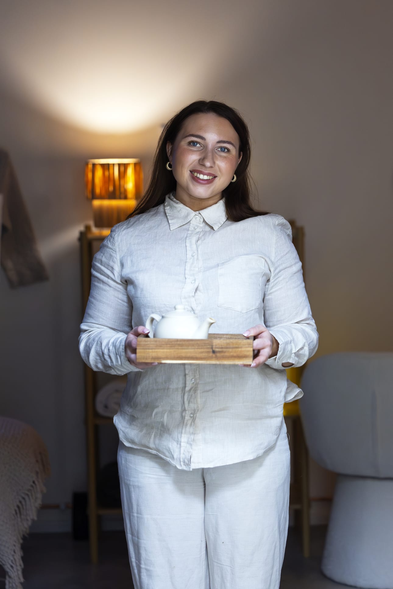 Indonesialainen teetarjoilu on tullut monelle asiakkaalle yllätyksenä. Enää Miia Niemistö ei kysele, haluaako asiakas sen vai ei.