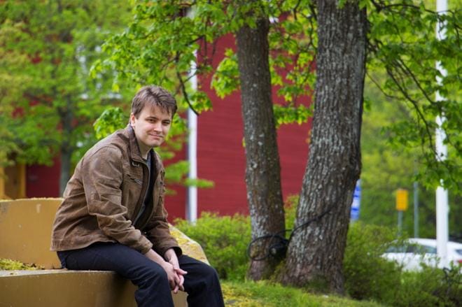 Otto Ellonen aloittaa ensi viikon maanantaina unelmiensa kesäharjoittelun Sveitsin CERNissä. Tilaisuus on ainutlaatuinen, sillä ohjelmaan valitaan vuosittain vain muutama suomalainen. Lauantaina Ellonen hyppää lentokoneeseen toisen, entuudestaan tuntemattoman suomalaisopiskelijan kanssa. – Päätin varautua kaikkeen ja pakata koko vaatekaapin mukaan. En oikein tiedä, millaiset olosuhteet siellä odottaa, hän nauraa. KUVA: LOTTA MIKKILÄ