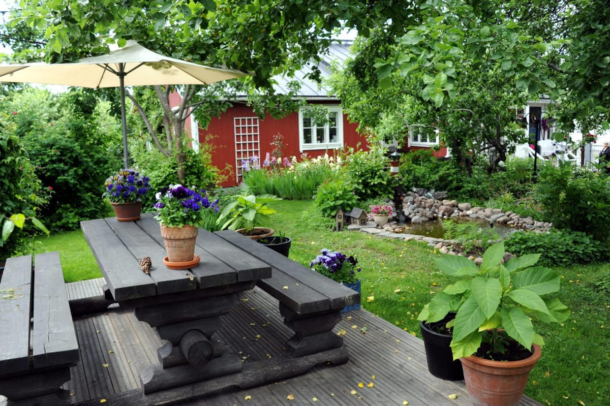 Vaikka mökkipihasta ei haluta työleiriä, moni on valmis sijoittamaan huvilan piha-alueeseen säästelemättä rahaa. Lehtikuva / Sari Gustafsson