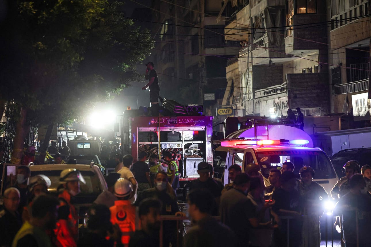 Israelin Beirutiin tekemän iskun tapahtumapaikalla oli perjantaina runsaasti pelastustyöntekijöitä ja muita ihmisiä. LEHTIKUVA/AFP