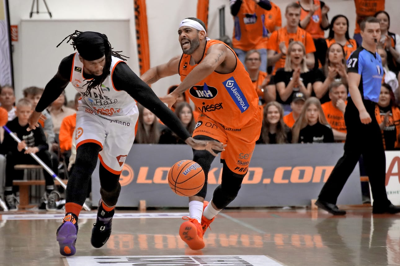 Vilppaan Jeremiah Wood ja Karhu Basketin Rene Rougeau kamppailivat tiukasti.