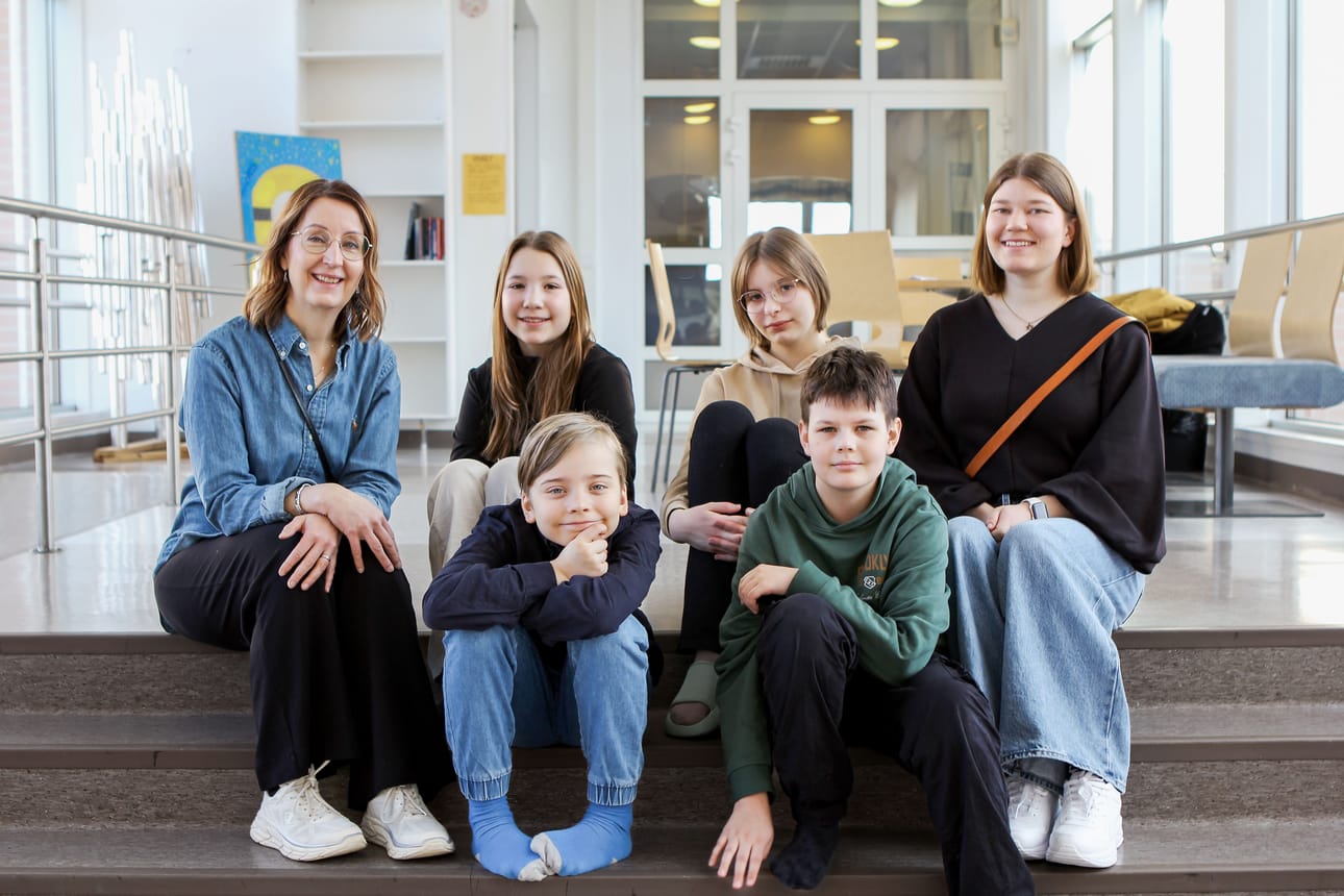 Hannulan koulun 4A ja 5A -luokkien opettajat ja oppilaita: Pauliina Hirsivaara (vas. ylhäällä), Julia Savolainen, Frida Blomster, Venla Mankinen, Tatu Kantola (vas. alhaalla) ja Miska Vaara.