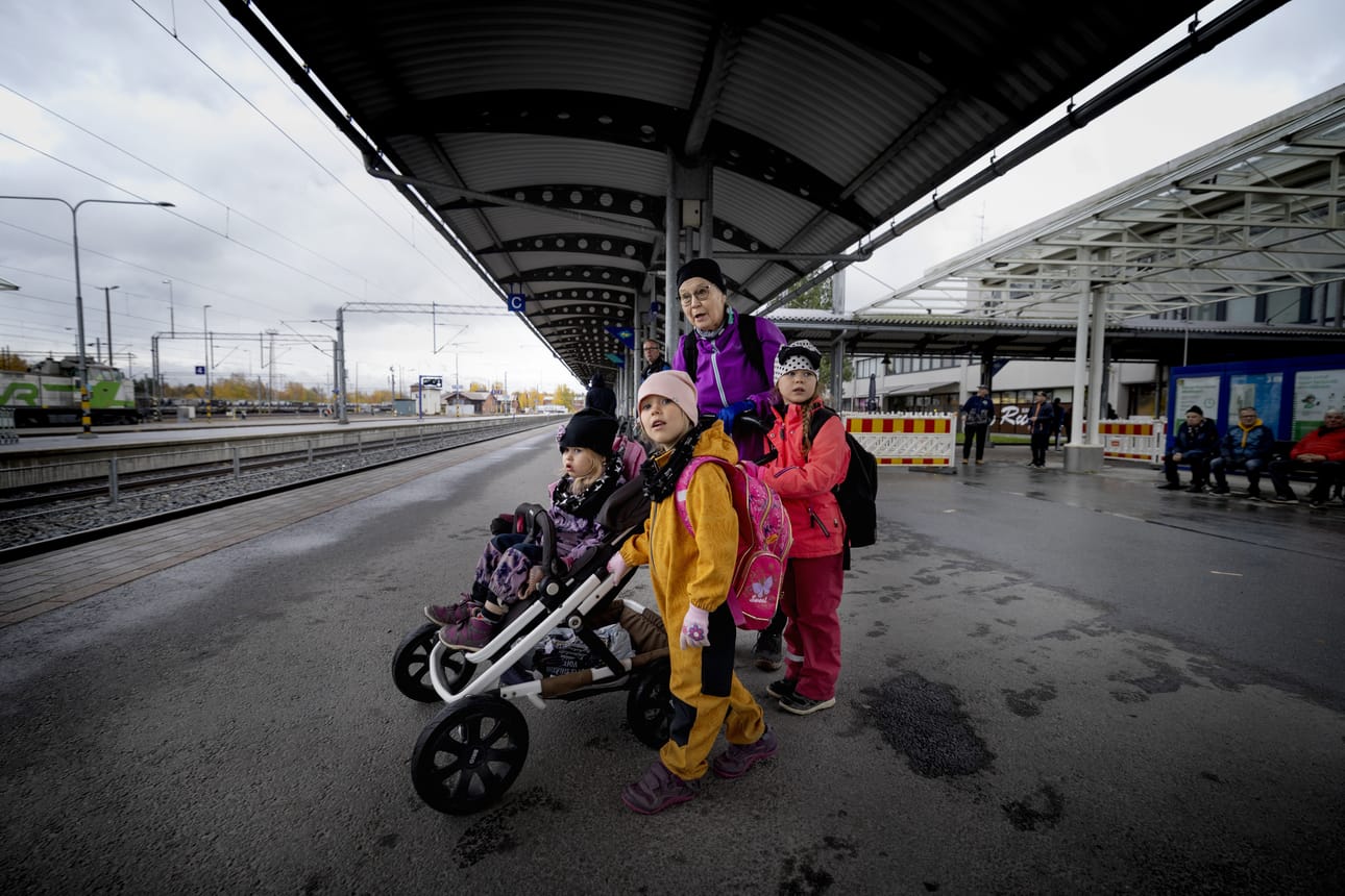 Silja Katajisto toi junamatkalle lastenlapsensa Luna ja Mianna Korpelan sekä Ella Katajiston. Tyttöjä matka jännitti etukäteen niin paljon, ettei uni tahtonut tulla perjantai-iltana.