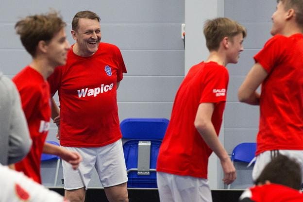 Mika Ahlmark valmentaa FC Sportin vuonna 2001 syntyneitä jalkapallopoikia. KUVA: MINNA ANTILA