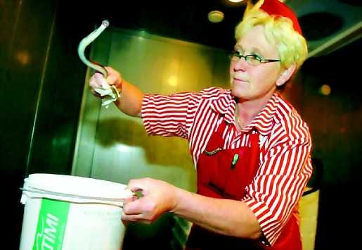 Kauden ensimmäiset. Kuhan kalaliikkeessä Iissä halstrattiin ensimmäiset nahkiaiset torstaina. Myyjä Saila Immonen kertoo, että hiillostettu herkku maksaa 1,5 euroa kappale.