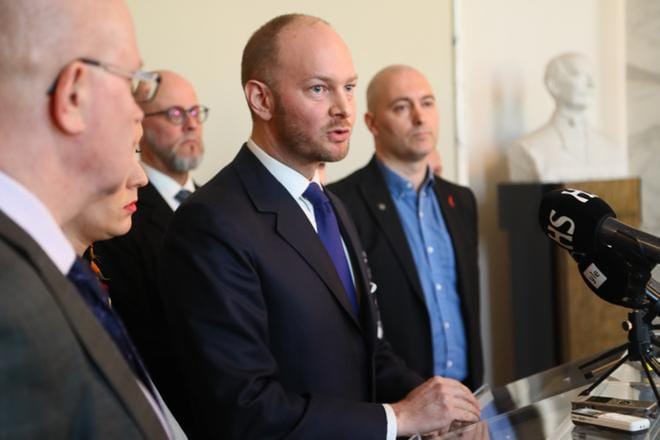 Sinisten puheenjohtaja, eurooppa-, urheilu- ja kulttuuriministeri Sampo Terho kertoi sinisten jatkavan hallituksessa. KUVA: COMPIC/MAURI RATILAINEN