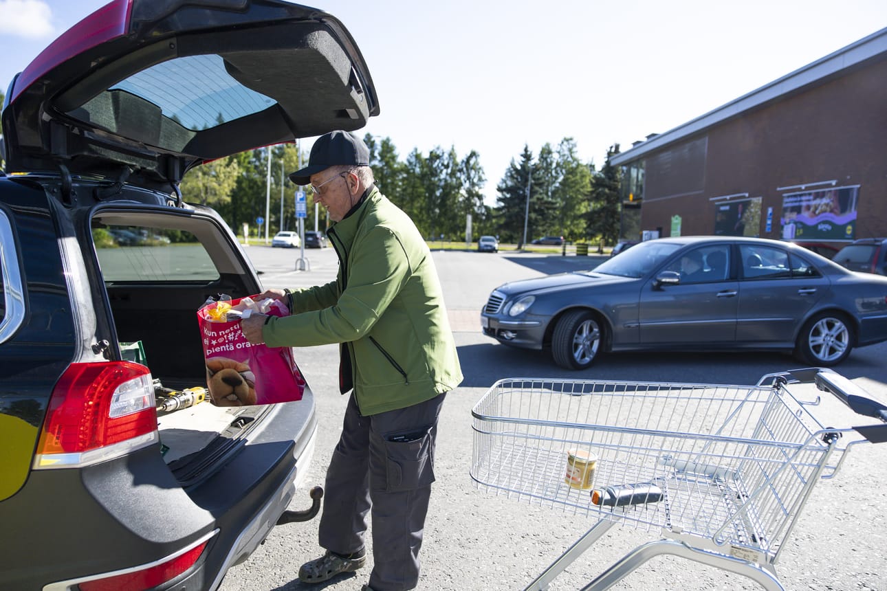 Kuvassa Martti Ek pakkaa ostoksiaan autoon. Suomalaiset ovat vähentäneet muovikassien käyttöä merkittävästi. EU pyrkimyksenä on saada kulutus laskemaan 40 pussiin henkilöä kohden.
