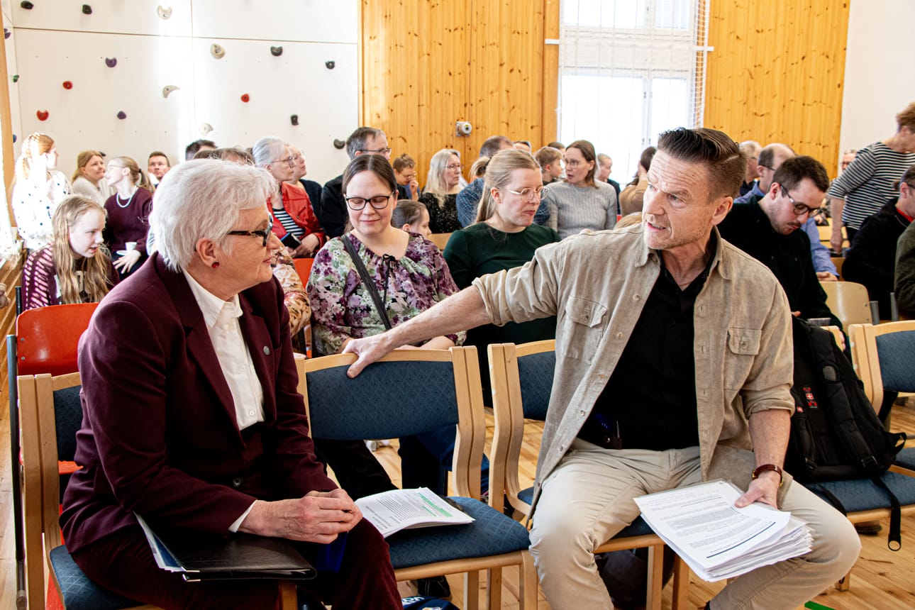 Taina Peltonen ja Kari Lehtola toivat esille kyläkoulujen hyviä ja arvokkaita puolia.
