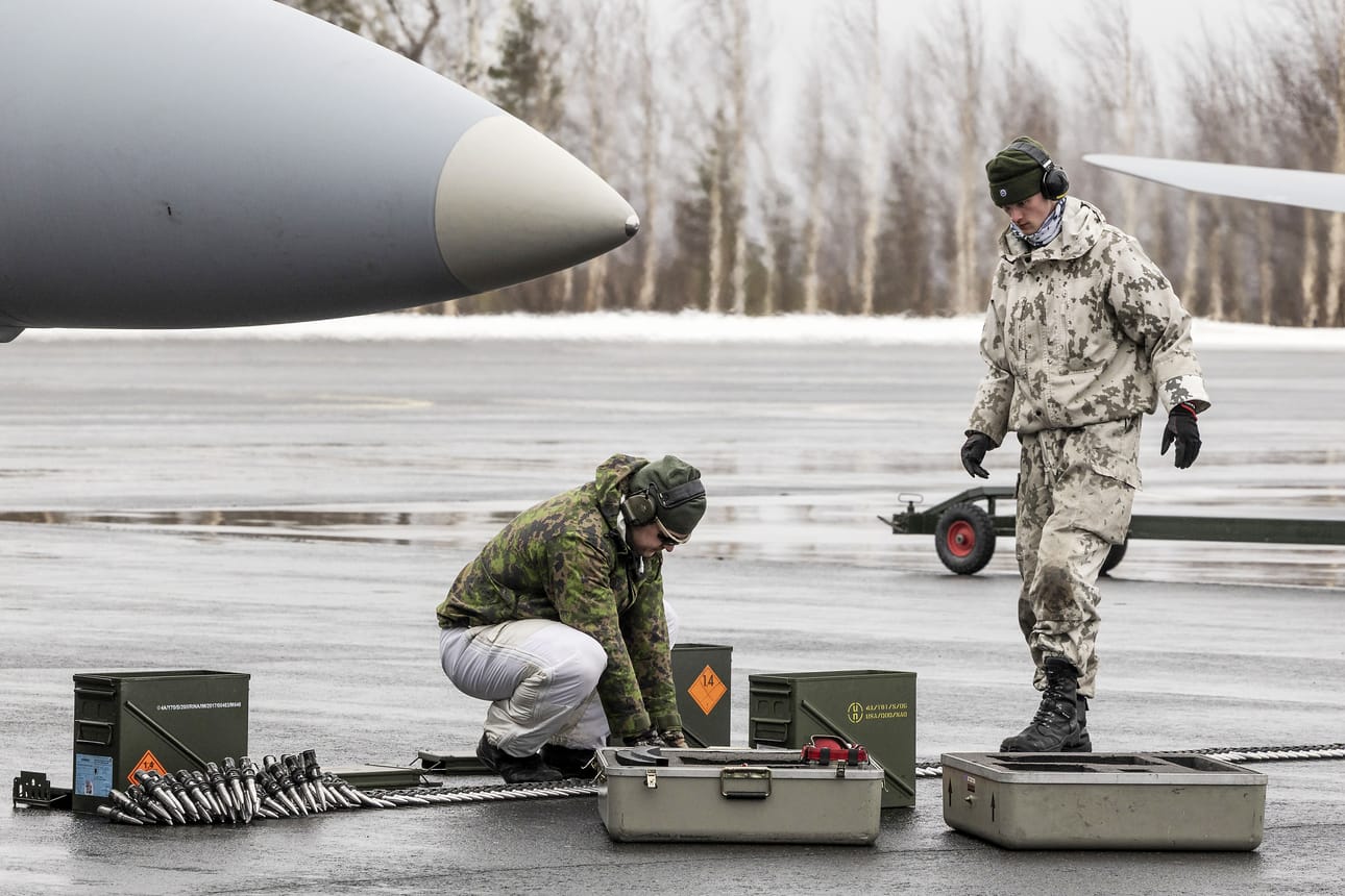 Puolustusvoimien mukaan vilkas lentotoiminta sovitettiin yhteen siviili-ilmailun kanssa tarkalla koordinaatiolla. Kuvassa Karjalan lennoston varusmiehet aseistavat hävittäjää Cold Response 26 -sotaharjoituksessa.