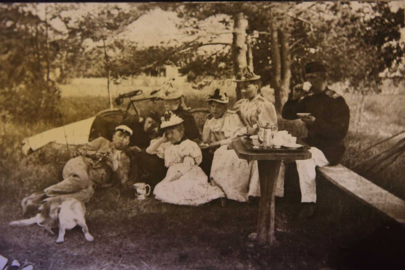 Rento kahvihetki 1800-luvun lopulta. Eva Swanljung, Lina Lindblad, Olga Nyberg ja John Swanljung.