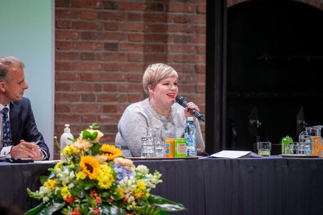 Keskustan eduskuntaryhmää johtava Juha Pylväs ja puolueen puheenjohtaja Annika Saarikko auttaisivat Afganistanista pakenevia lähialueilla niin pitkälle kuin se on mahdollista. Kuva: Elena Mikkilä