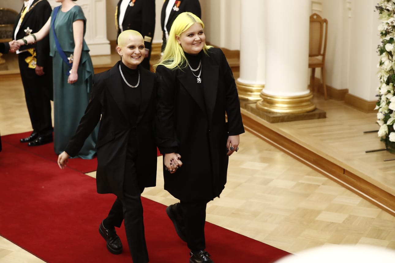 Laulaja Alma Miettinen (oik.) käveli yhdessä siskonsa Annan kanssa Linnan juhliin 2017. Kaksikko on juhlinut usein pääministeri Marinin kanssa.