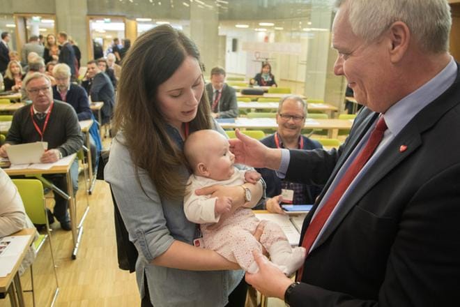 Varapuheenjohtaja Sanna Marin ja puheenjohtaja Antti Rinne sdp:n puoluevaltuuston kokouksessa huhtikuussa 2018. Kokouksessa oli mukana myös Marinin lapsi.