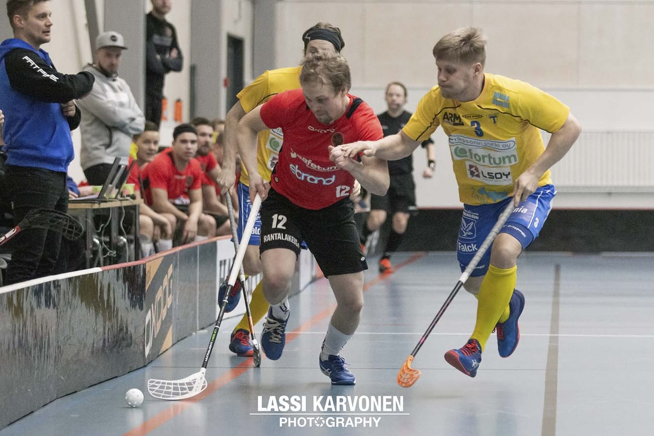 Seuralegenda Olli Törnberg teki paluun kevääksi. Kuva kotiottelusta Loviisaa vastaan, joka päättyi Niittareille lukemin 6-2.