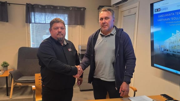 Kantojärven Metalli oy:n toimitusjohtaja Pasi Vaara (vas.) ja Faumek oy:n toimitusjohtaja Jouni Jaako löivät kättä päälle liiketoimintakaupan kunniaksi. Liiketoimintakaupassa Kantojärven Metallille siirtyvät Faumek oy:n liiketoiminta, kiinteistöt ja laitteet.