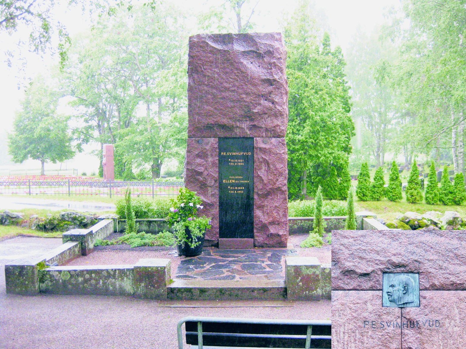 Pehr Evid Svinhufvud (3. presidentti 1931-1937). Hautamuistomerkki on mahdollisesti Ilmari Virkkalan tekemä.