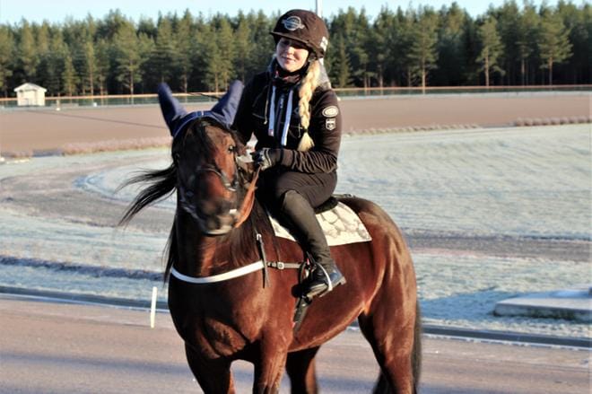 Kauhavalaisen Susanne Klemolan laji on monté eli raviratsastus. Kuvan hevonen on One Memphis, joka nähdään lauantaina kärrylähdössä Seinäjoen raveissa. Kuva: Minna Kallasvuo