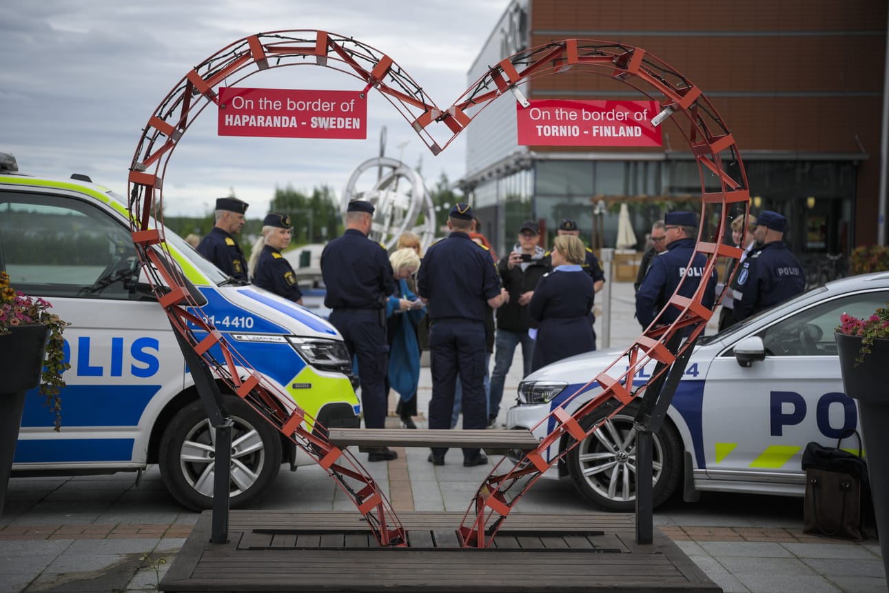 Tornionlaaksossa voi heinäkuun alusta alkaen tulla vakavissa tilanteissa ensimmäisenä paikalle naapurimaan poliisipartio. Lakimuutoksen vaatinut uudistus on Lapin ja Norrbottenin poliiseille mieleinen edistysaskel.