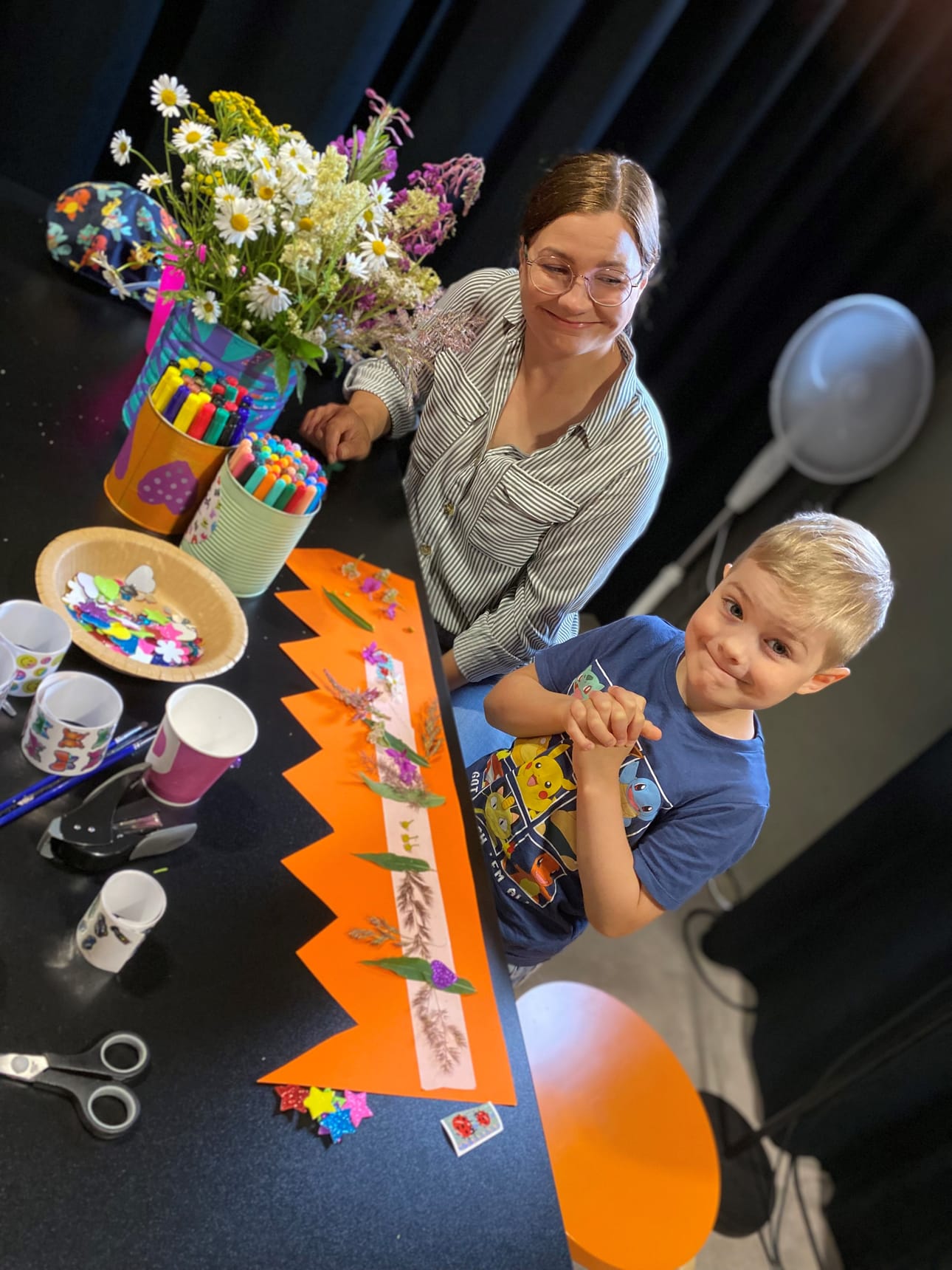 Ilmajokisen 6-vuotiaan Eino Hautalan lempiväri on keltainen. Tällä kertaa kruunuun valikoitui kuitenkin oranssi pohjaväri. Vierellä äiti Jenna Järvinen.