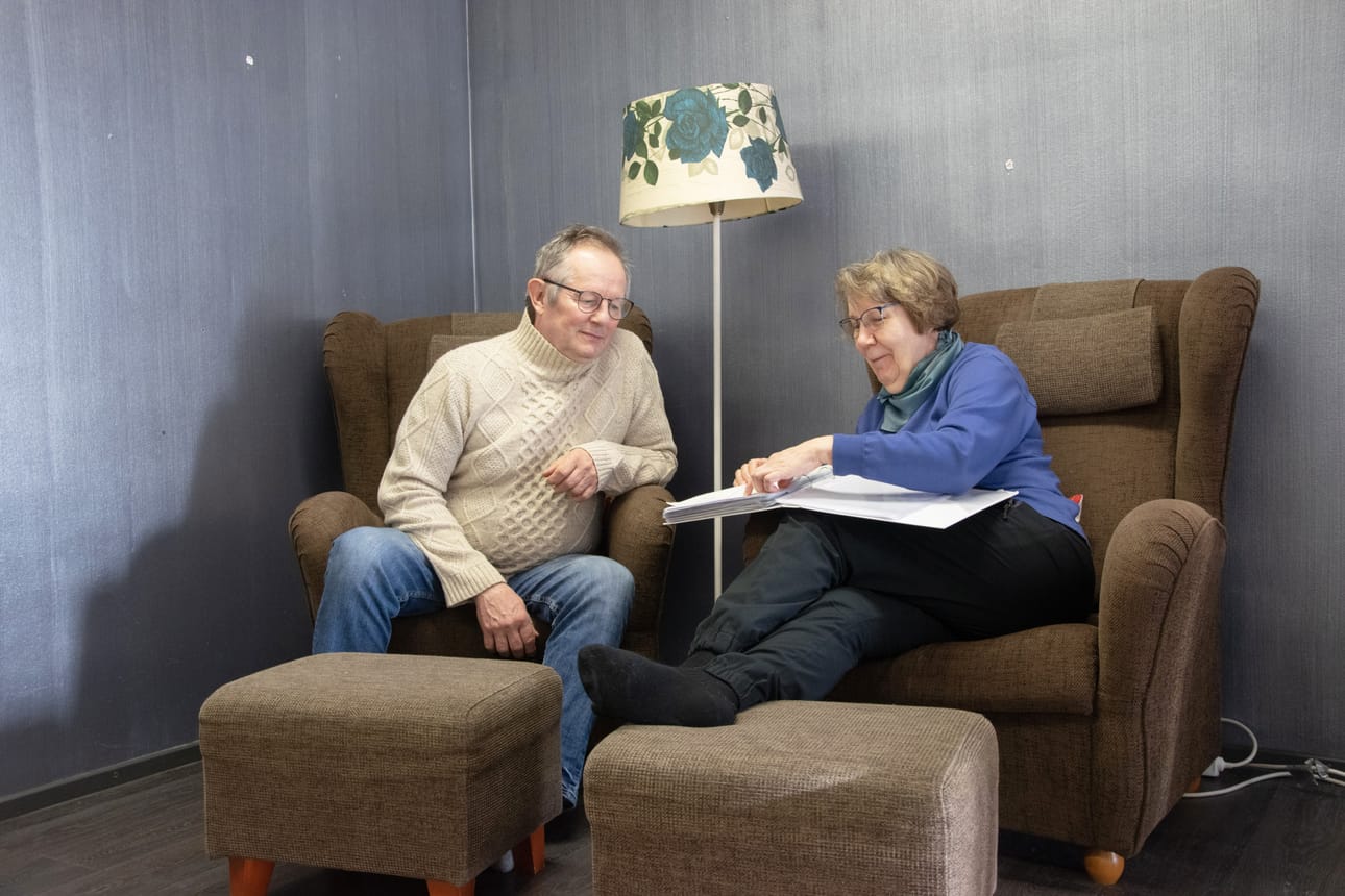 Katja Haaraniemi ymmärtää yskän siitä, miksi joidenkin mielestä kylätupaa ei erota, tai se on hankala löytää: “mikäli ei tiedä, mitä näiden ovien sisällä on, harva ohikulkija huomaisi koko paikkaa ulkoapäin,” Haaraniemi tuumii.