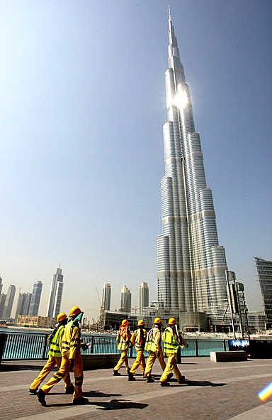 Maailman korkein rakennus Burj Dubai vihitään käyttöön tammikuussa. Rakennusta on jo moitittu muun muassa valtavasta sähkönkulutuksesta. Virtaa kuluu, kun kaikki vessanpöntön huuhteluun käytetystä vedestä lähtien pitää pumpata satojen metrien korkeuteen.