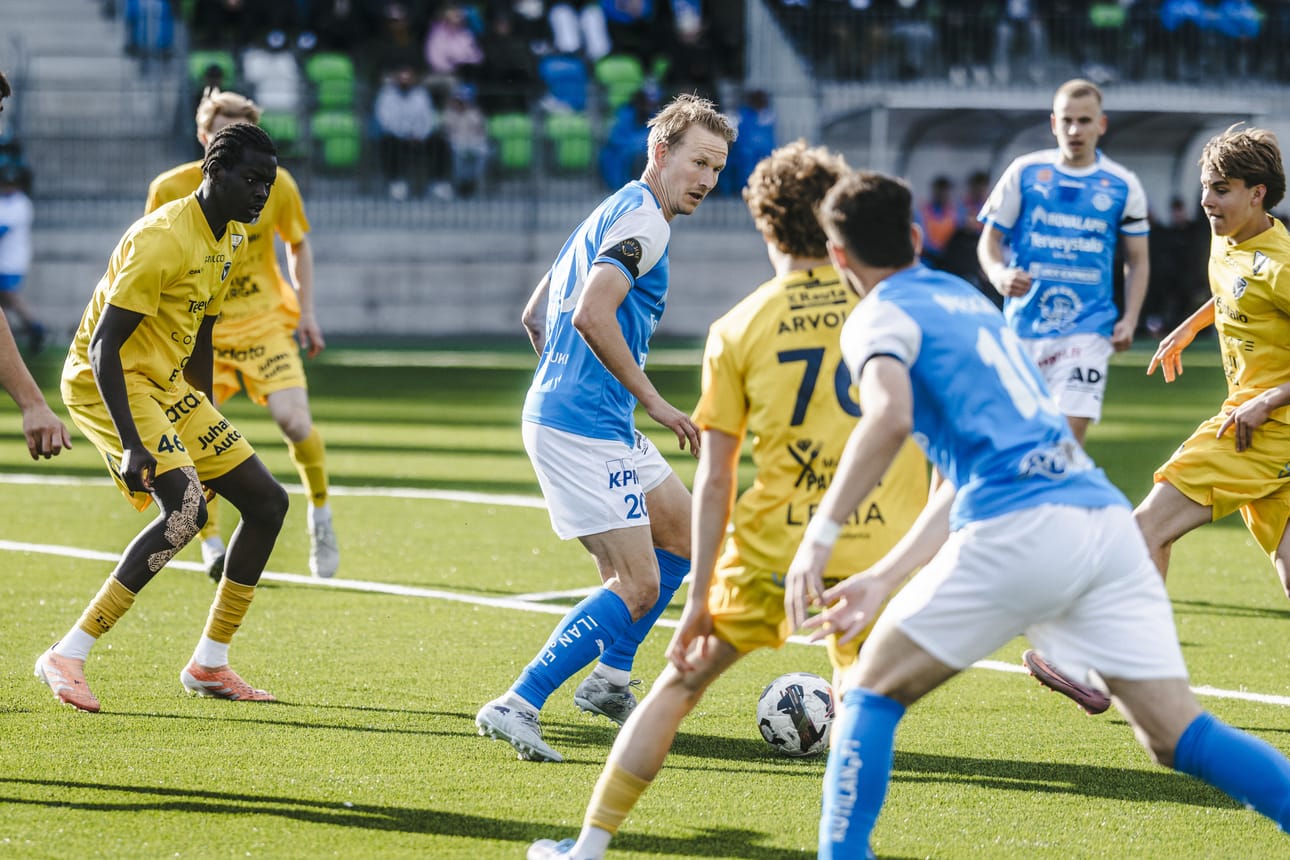 Simo Roihan tavanomaiset päivät alkavat aamu seitsemältä työpäivällä, josta ehtii hyvin iltapäivän harjoituksiin. Tiistaina Roiha väänsi Ykkösen kärkikamppailussa OLS:n puolustajia vastaan.