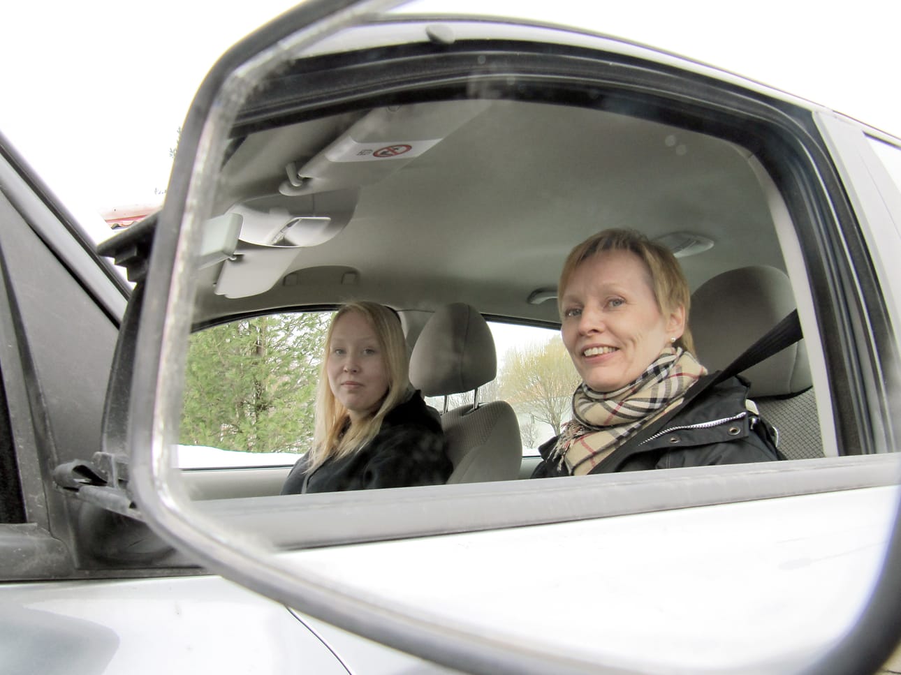 Jaana Ahoranta (oik.) suostui tyttärensä Henna Ahorannan pyyntöön opettaa ajamaan autoa. Yhteinen projekti koetteli hermoja, mutta oli molemmille opettavainen ja yhdistävä kokemus. Ratkaisu ei ollut halpa: perheeseen jouduttiin ostamaan uusi auto.