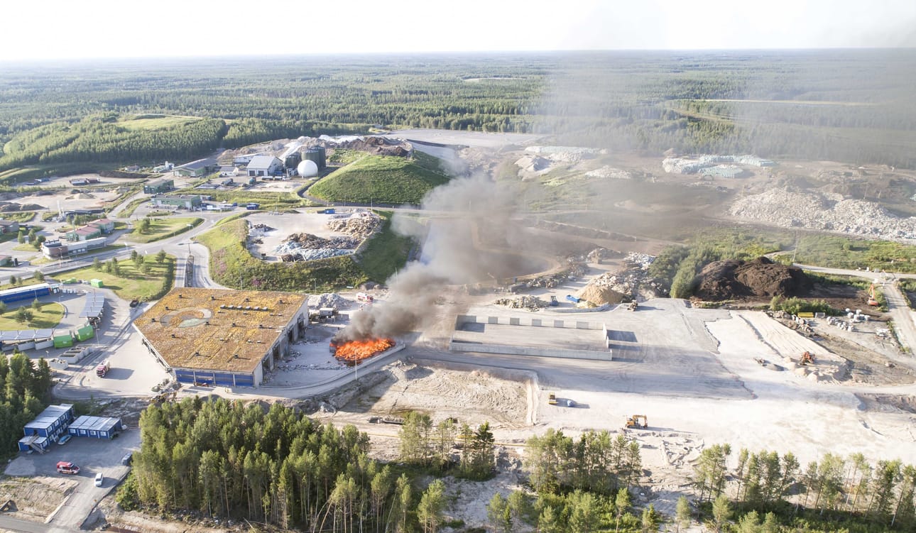 Ruskon kaatopaikan palo kuvattuna Mineraalitieltä päin.