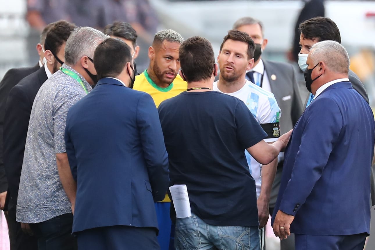 Brasilian Neymar ja Argentiinen Lionel Messi selvittämässä MM-karsintaottelun sotkua Sao Paulossa terveysviranomaisten kanssa.