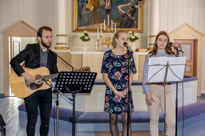 Kirkossa musiikki- ja lauluesityksistä vastasivat Ossi Mäki-Reini ja yhtenäiskoulun oppilaat Senni Lehisalo ja Julia Järvinen. KUVAT: AARRE LÖYTÖMÄKI