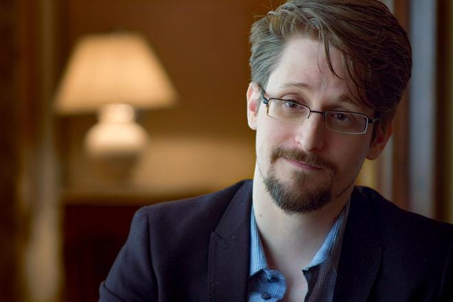 Edward Snowden pohtii, mikä saa ihmisen toimimaan, vaikka hän ymmärtää riskien olevan suuret. Hän paljasti Yhdysvaltain joukkovalvonnan. KUVA: Yle Kuvapalvelu
