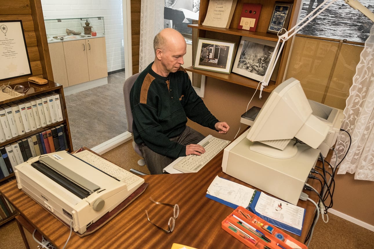 Kalle Päätalon käytössä ollut yli 30 vuotta vanha tietokone, Osborne, hyrähtää käyntiin. Jorma Räisänen etsii parhaillaan tekniikka, jolla lerpuille tallennetut tekstit saadaan koneesta ulos.