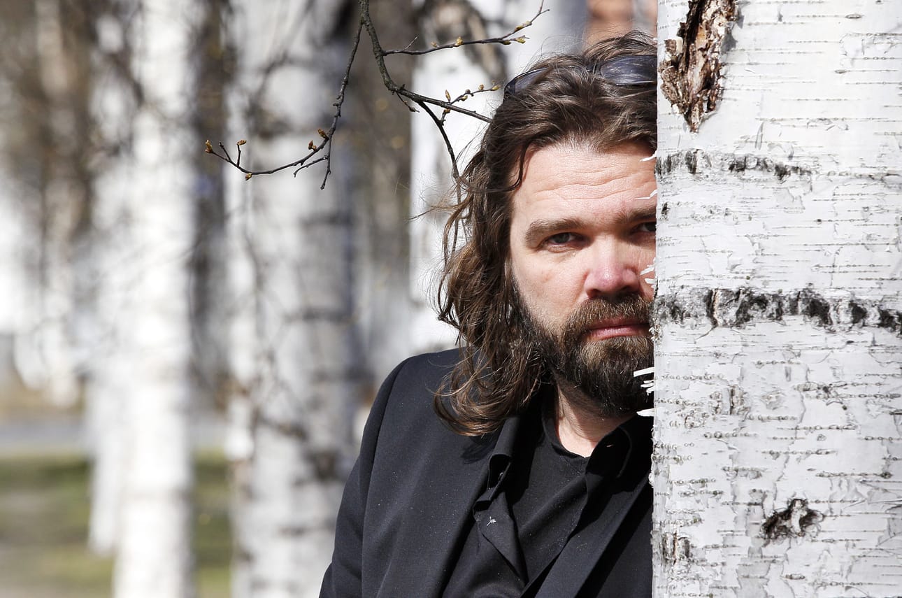 Viralliset kekkerit teatterin takana juontaa kaupunginteatterin taiteellinen johtaja Mikko Kouki.