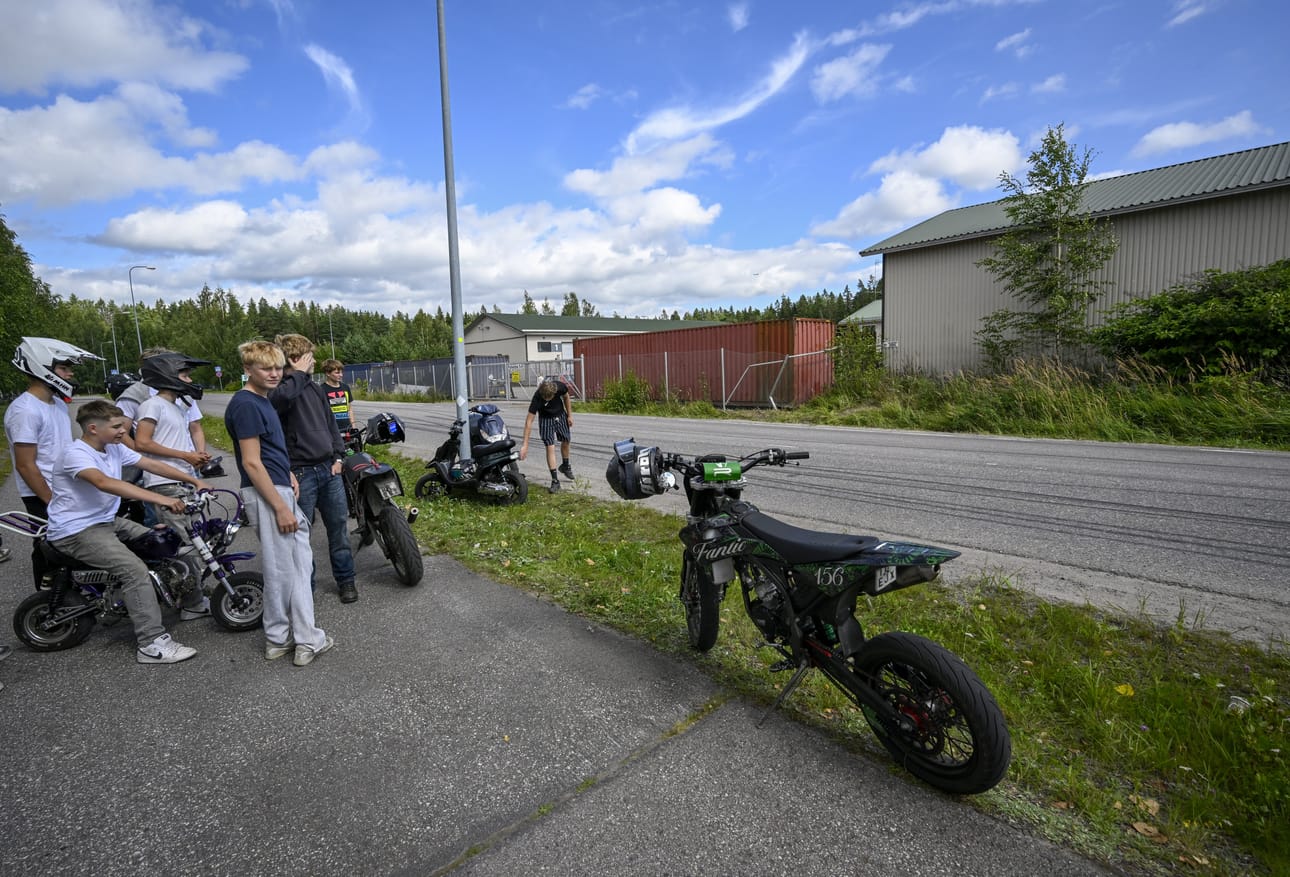 Nuoria mopoineen törmäyspaikalla Palkkitiellä Hyrylän teollisuusalueella Tuusulassa sunnuntaina. Taustalla näkyvä metalliaita vääntyi tieltä suistetun mopoilijan osuttua siihen.