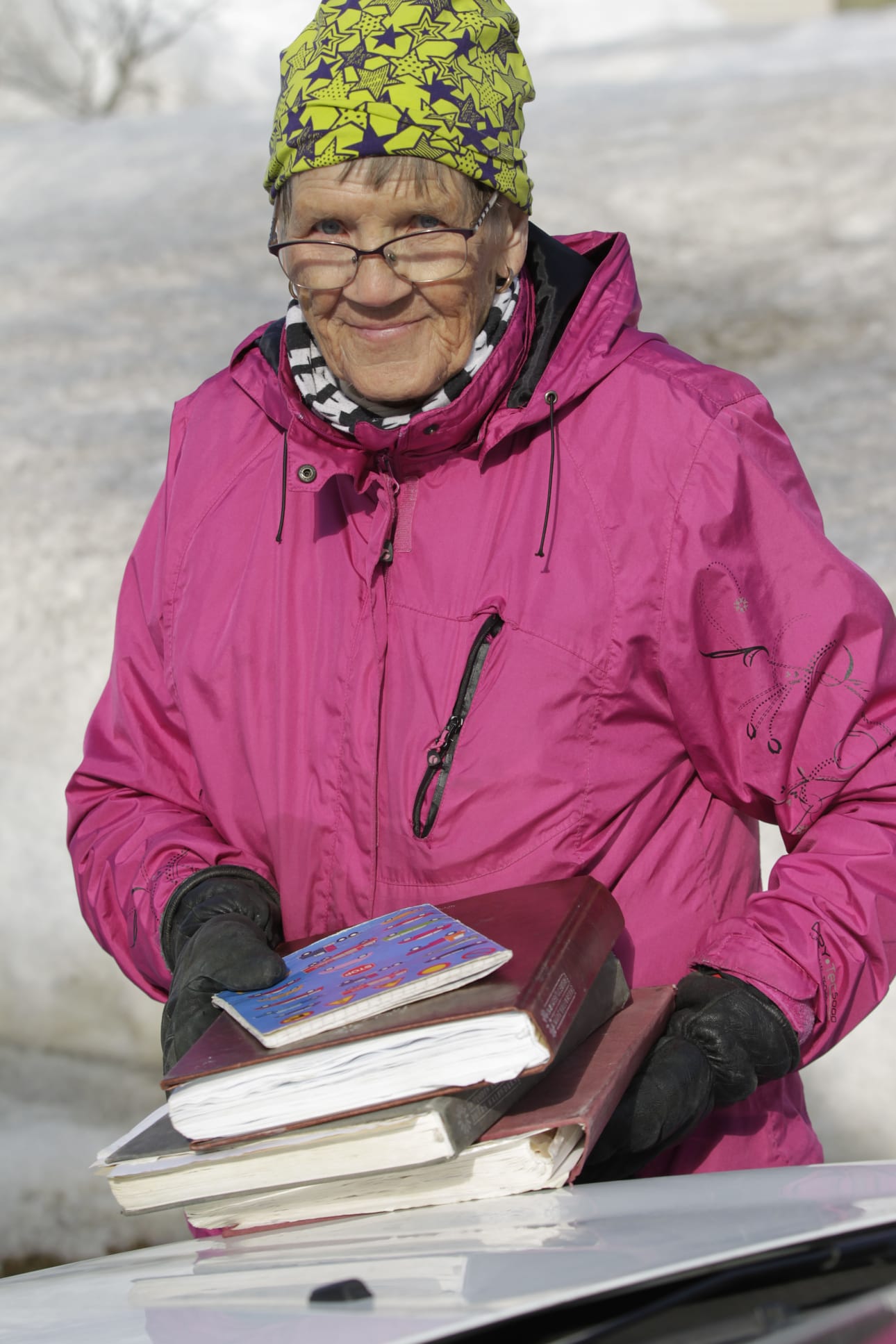 Hiihtokilometrit on tarkasti merkitty siniseen vihkoseen. Muista Eila Ylimartimolle tärkeistä tapahtumista löytyvät päivittäiset tiedot paksuista päiväkirjoista.