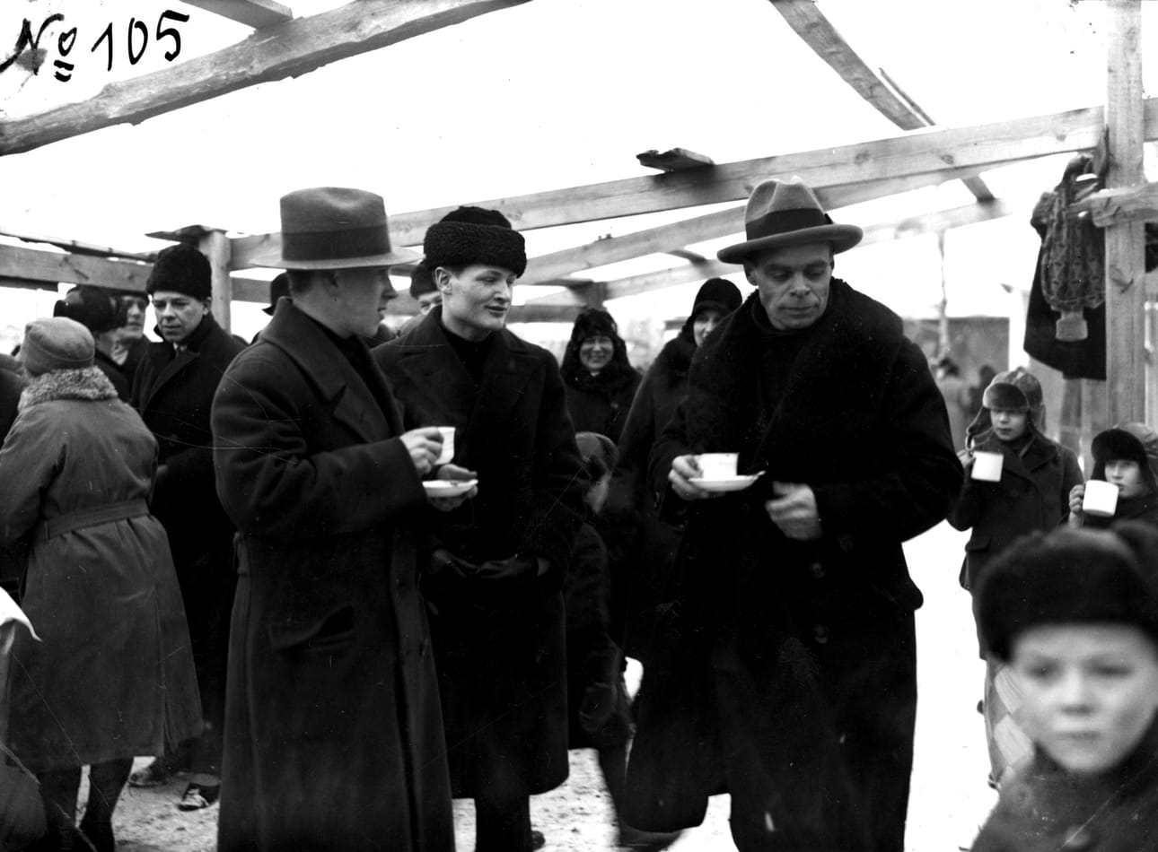 Pikaluistelun olympiavoittaja Clas Thunberg (kuvassa oikealla) kävi kutsuvieraana Oulun Luistinseuran kansallisissa luistelukilpailuissa Oulussa maaliskuun alussa 1930. Sankarille tarjottiin kuumaa kahvia kilpailun tauolla.