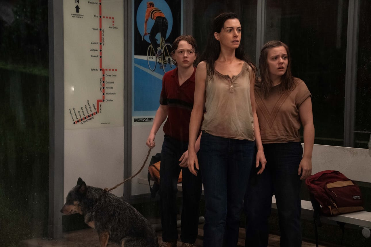 Anne Hathaway on dinosauruksia vastaan taisteleva leijonaemo perhedraamaa ja toimintaa yhdistävässä elokuvassa The End of Oak Street. Lapsina nähdään Christian Convery ja Maisy Stella.