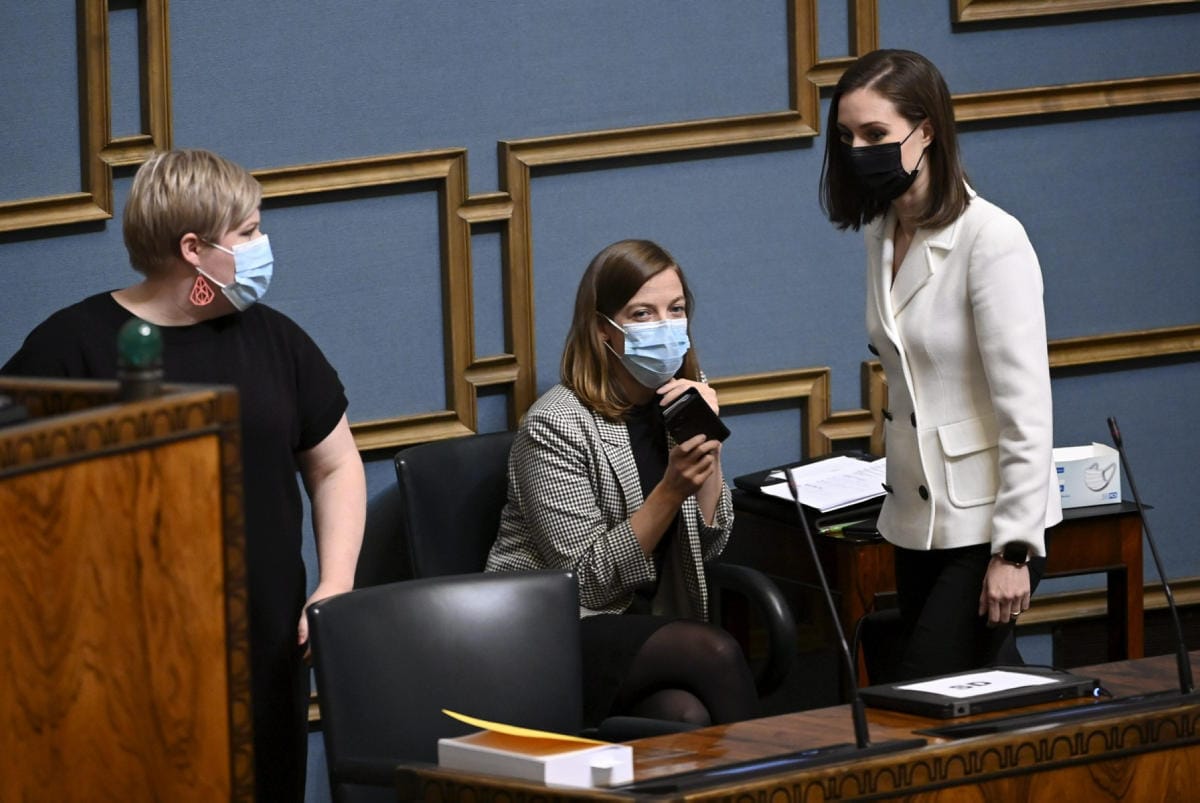 Hallituksen koronaministeriryhmä käy parhaillaan läpi, mitä rajoituksia vielä tarvitaan, jotta terveydenhuolto selviytyy romahtamatta nopeasti pahenevasta koronaepidemiasta. Kuvassa valtiovarainministeri Annika Saarikko (vas.), opetusministeri Li Andersson (kesk.) ja pääministeri Sanna Marin. LEHTIKUVA / Markku Ulander
