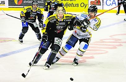 KalPan Jani Tuppurainen ja Kärppien Michal Bros taistelevat kiekosta.