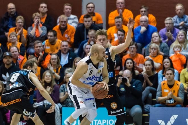 Kobrat ja Tuomas Viertola väänsivät melkoisen voiton Korisliigan kamppailussa Henri Kantosen Karhu Basketia vastaan. KUVA: ERKKI HAUTAVIITA