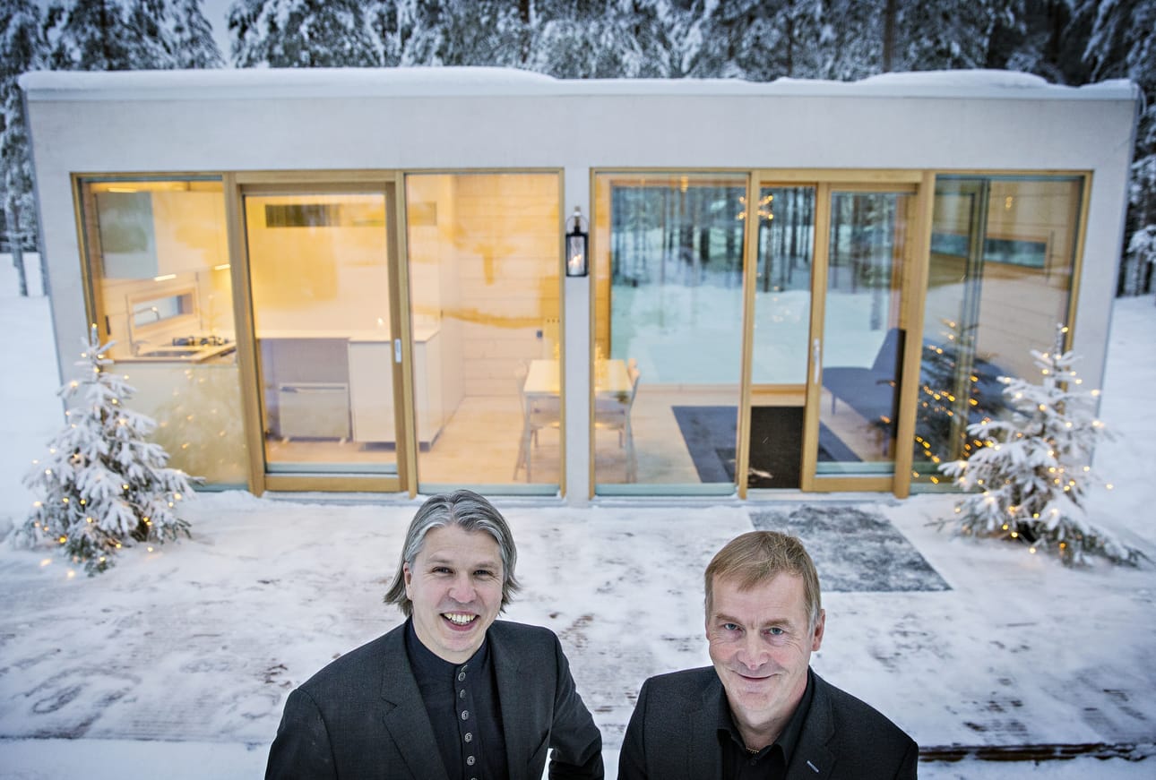 Talon suunnittelija Ilmari Mäenpää Olokolosta (vas.) ja Mammuttikodin toimitusjohtaja Vesa Nylander Ylikiimingin testitalon maisemissa.
