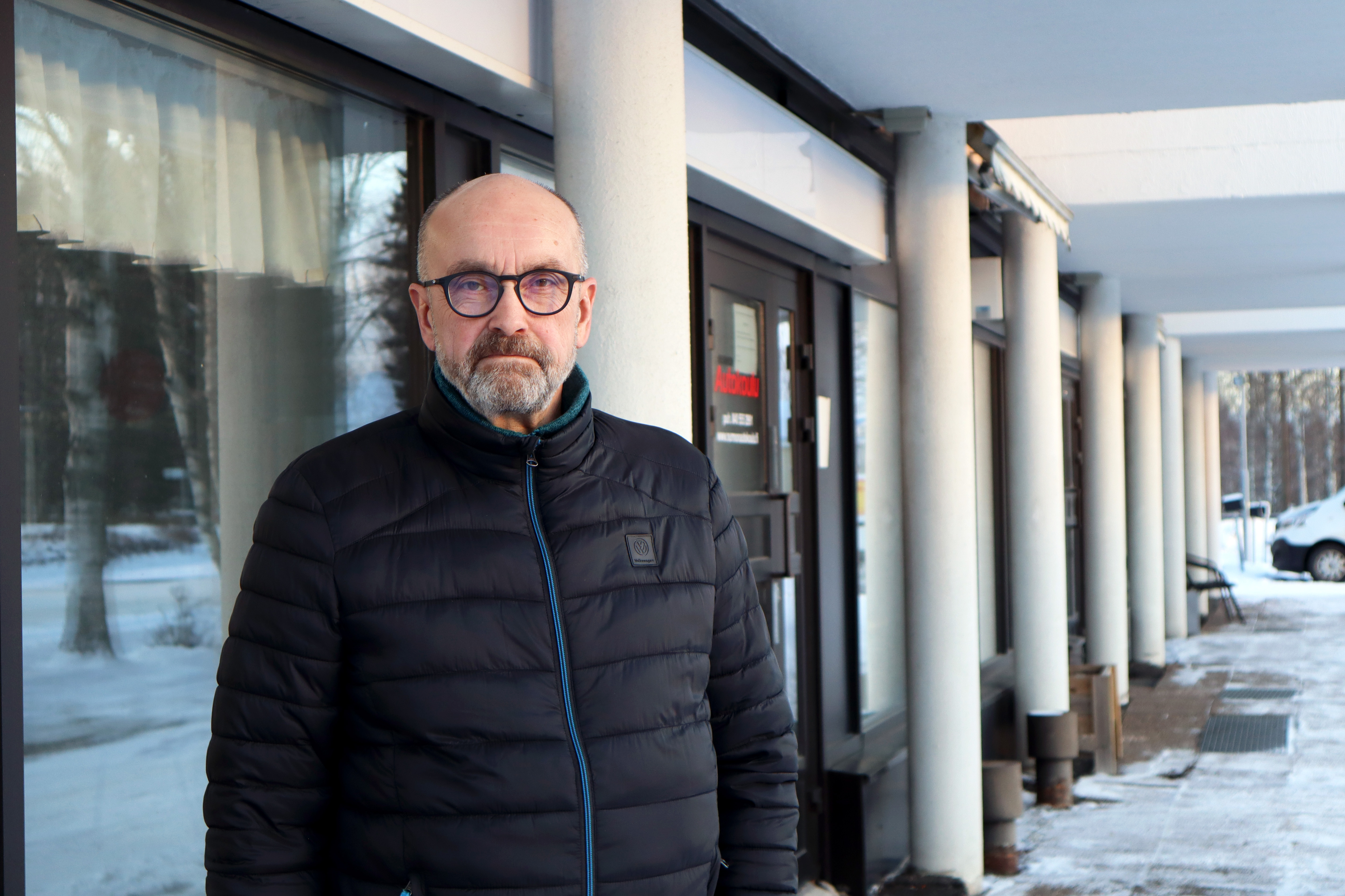 Kurikassa autokoulua pitävä Jukka Perälä ei niele Traficomin perusteluja harventaa palveluverkkoa – "Eivät nämä ole mitään sosiaalipalveluja"