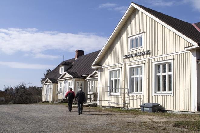 Tässä ympäristössä Risto ja Raimo Ala-Mattinen ovat eläneet lähes koko ikänsä. Lehtimäen Kirkonkylän koulun kohtalon miettiminen saa mielet haikeiksi. KUVAT: HANNU PUROLA