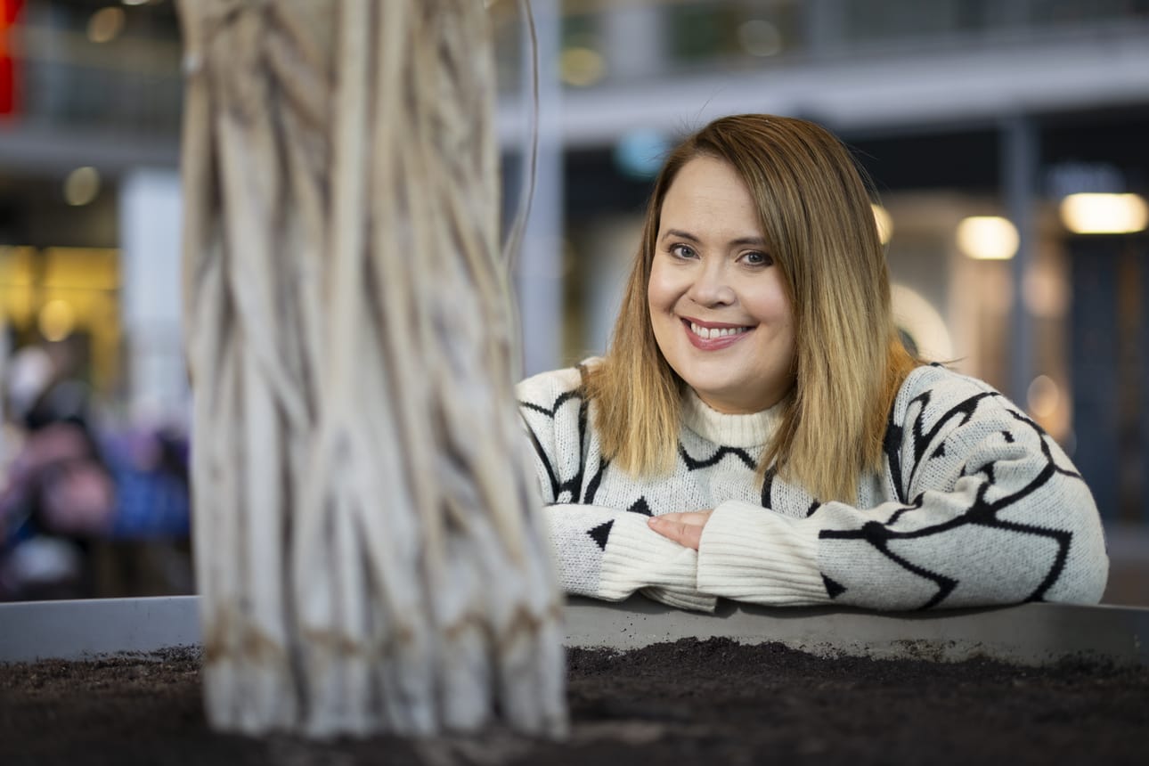 Laulaja, näyttelijä ja radiojuontaja Hanna Kinnuselle Oulu on edelleen rakas kotikaupunki.