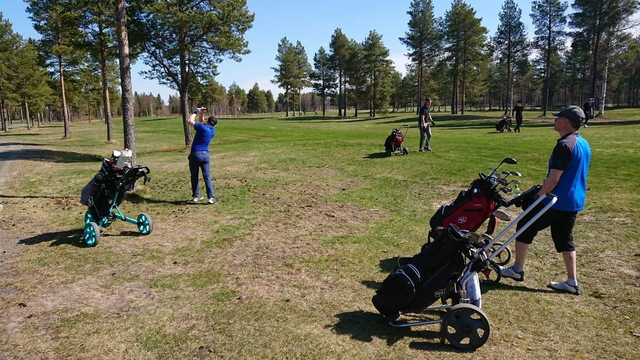 Raahentienoon Golfin kenttä Siikajoella oli kovassa käytössä torstain helteisessä säässä.