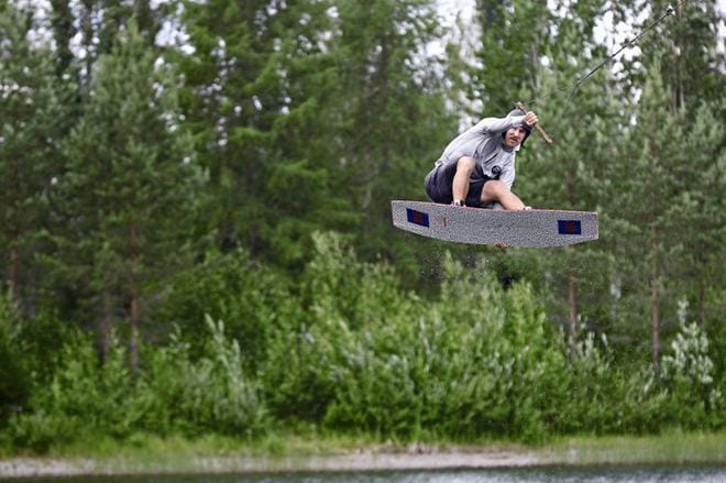 Tanelinlammella kilpaillaan tänään wakeboarding- eli vesilautailukisoissa. Erkka Lehtonen saapui Seinäjoelle esittelemään taidonnäytteitään. KUVAT: KARI LÖFHJELM